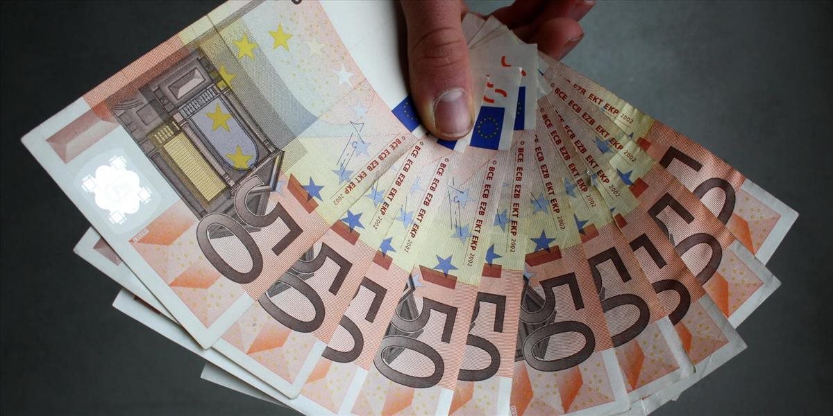Slováci si najčastejšie požičiavajú od rodiny a bánk