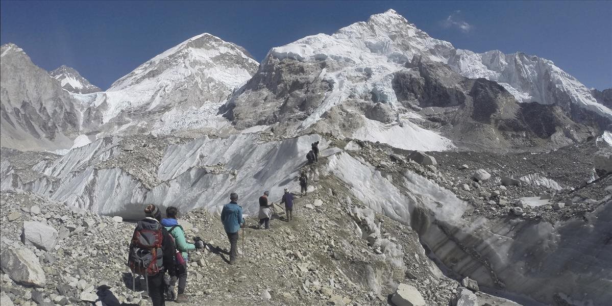 Počasie na Mount Evereste sa zlepšilo, vrchol dosiahlo vyše 150 horolezcov