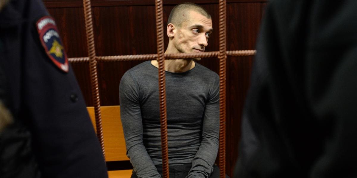 Škandalózneho ruského umelca Pavlenského odsúdili za vandalizmus