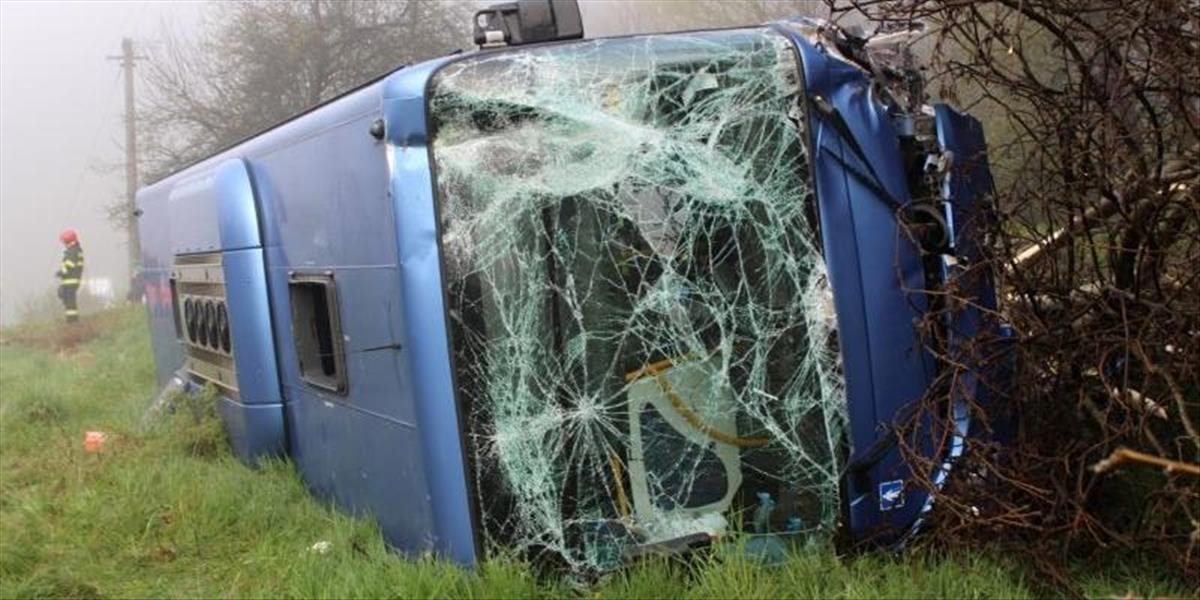 V Česku havaroval autobus so žiakmi základnej školy, asi po nesprávnom predbiehaní