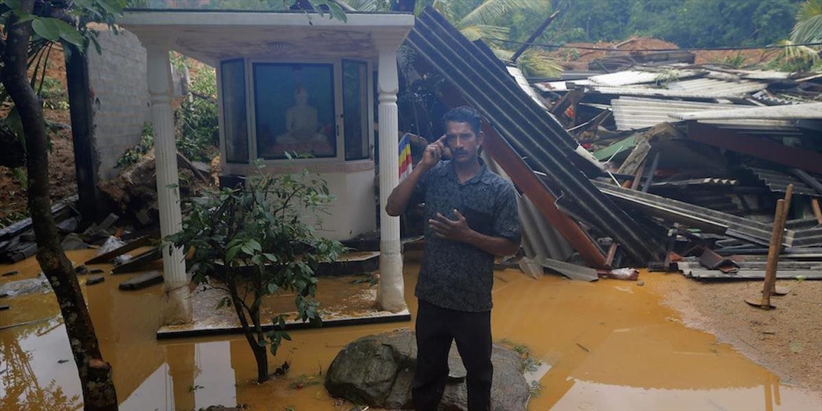 Počet obetí zosuvov pôdy a prívalového dažďa na Srí Lanke stúpol na najmenej 58
