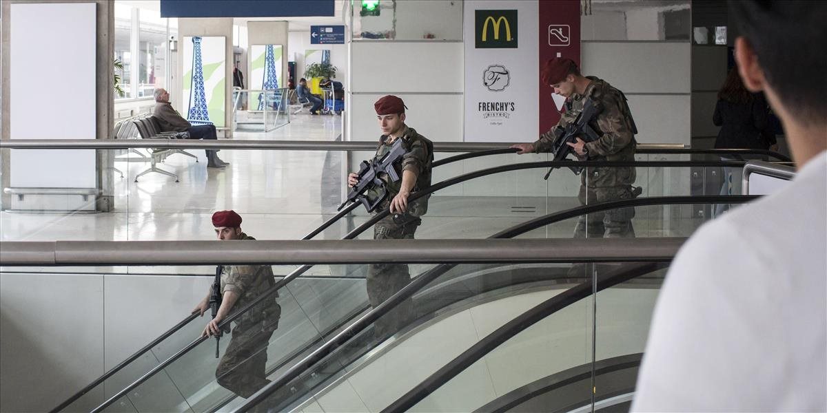 Francúzski vyšetrovatelia vypočúvajú personál parížskeho letiska kvôli havarovanému lietadlu