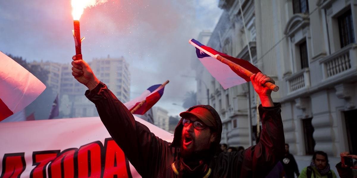 Počas prejavu prezidentky v Čile vypukli násilné protesty, zahynul jeden človek