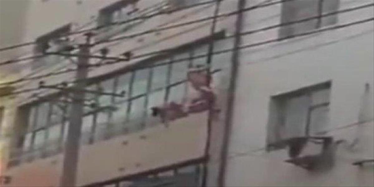 VIDEO Manžel prišiel nečakane domov, milenec utiekol cez okno