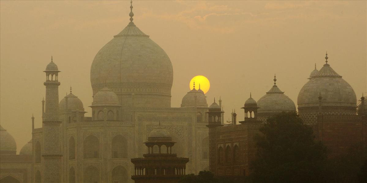 Na indickom Tádž Mahale vyčíňa hmyz, ničí mramorové mozaiky na slávnom pomníku lásky