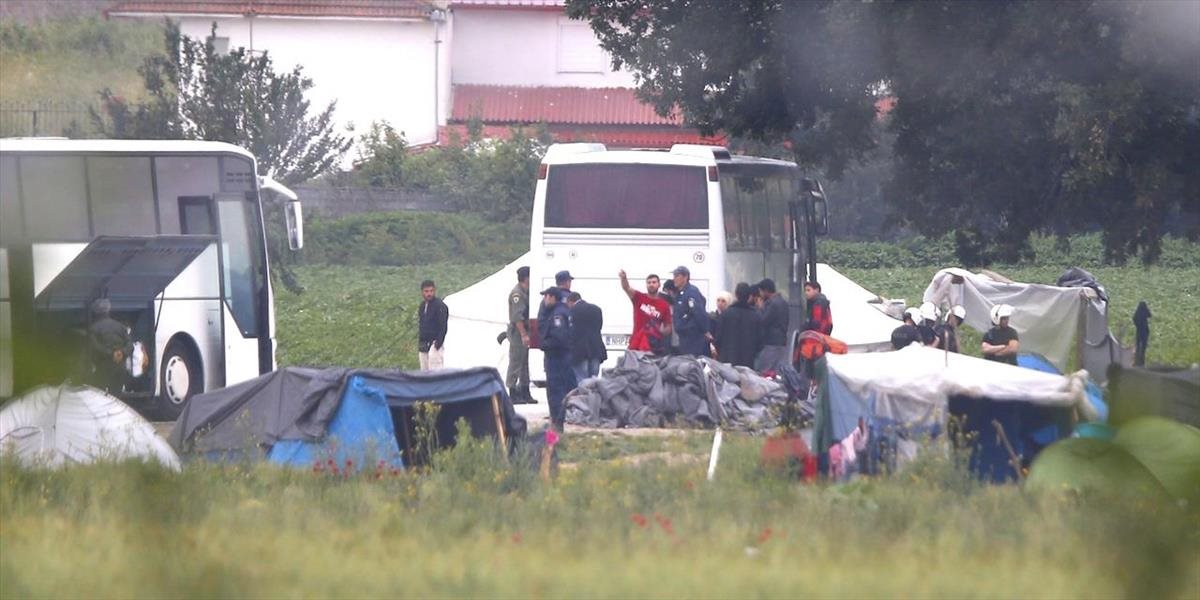 Desiatky migrantov ušli z gréckeho tábora v Idomeni, iných premiestňujú