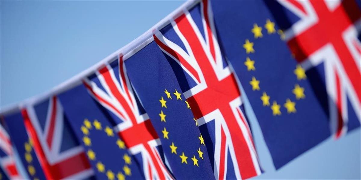 Tábor stúpencov zotrvania Británie v EÚ má v novom prieskume 13-percentný náskok