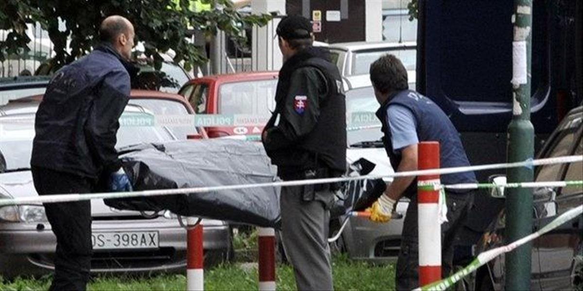 V Petržalke našli pred panelákom telo mladej ženy, polícia prípad vyšetruje