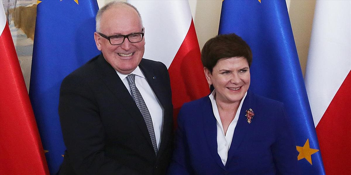 EK zatiaľ ustúpila od hrozby postihov v spore s Poľskom