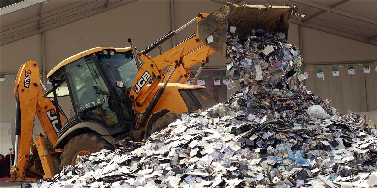 FOTO Alžírske úrady buldozérmi hromadne zničili dva milióny pirátskych nosičov