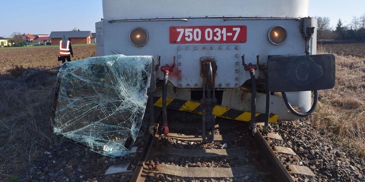 Pri obci Hronsek sa zrazil vlak s osobným autom