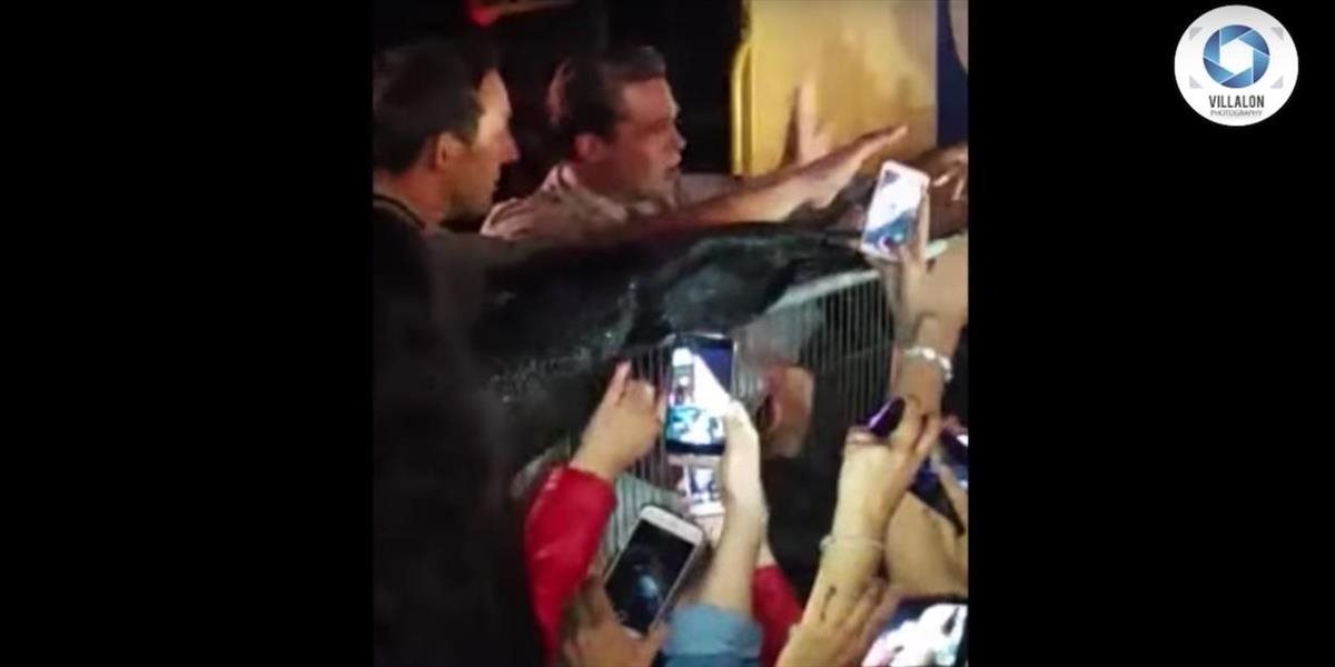 VIDEO Brad Pitt zachránil mladú fanynku: Dav ľudí ju takmer udupal
