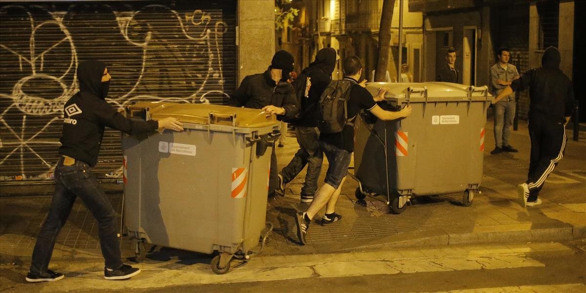 Barcelonská štvrť Gracia už tretiu noc zažíva pouličné nepokoje