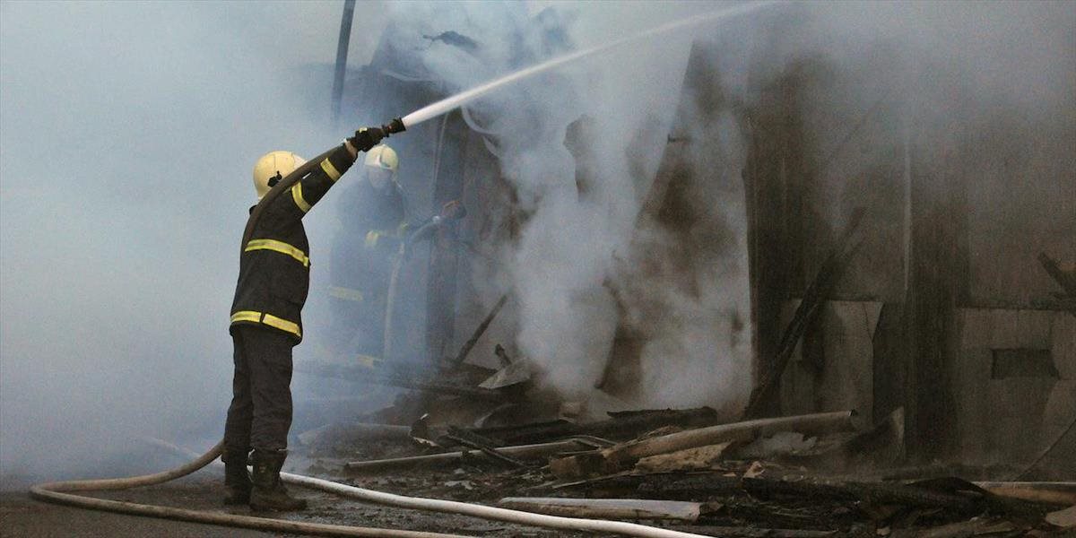 Takmer 30 hasičov bojovalo s ohňom v obci Jakubov