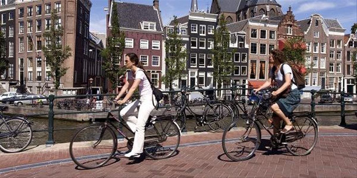 Holandská vláda zvažuje, že cyklistom zakáže telefonovať počas jazdy