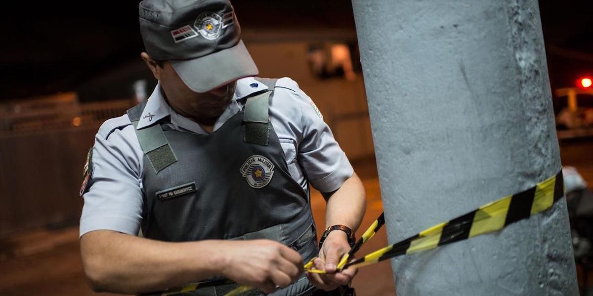 Brazílska polícia pátra po vyše 30 mužoch podozrivých z hromadného znásilnenia