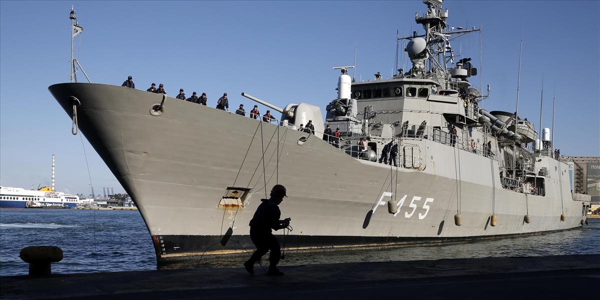 Británia je ochotná vyslať piatu vojnovú loď k pobrežiu Líbye