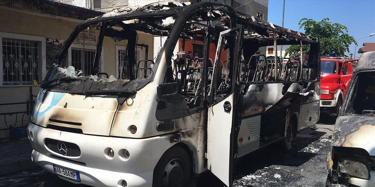 FOTO Nešťastie v Albánsku: Požiar autobusu si vyžiadal život jednej ženy a 12 zranených