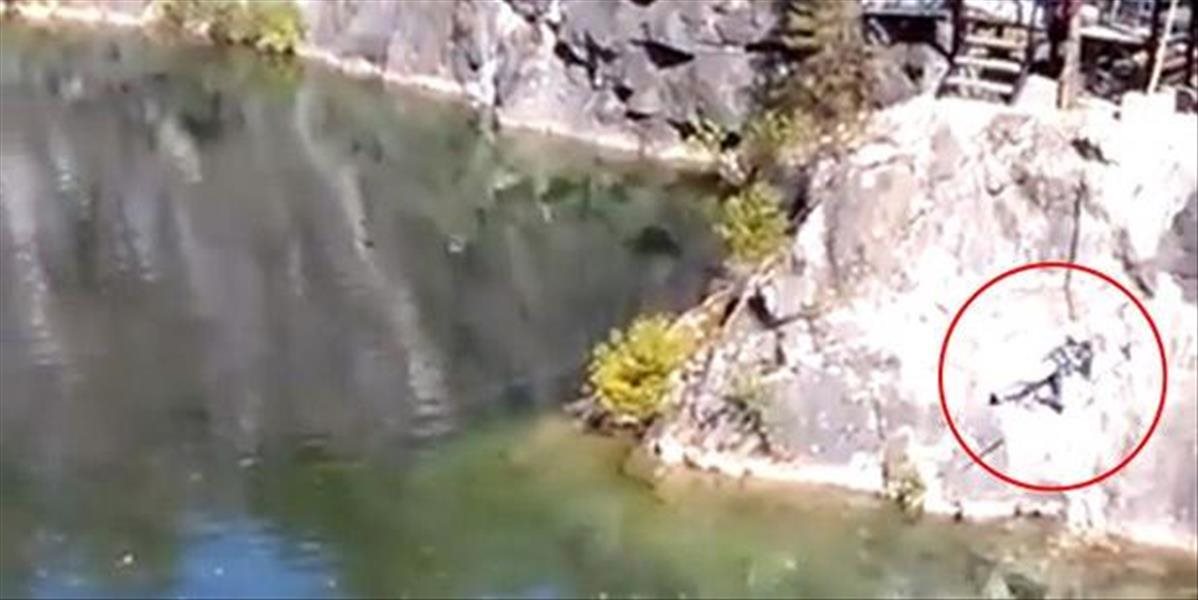 Desivé VIDEO Dievča pri bungee jumpingu narazilo do skaly