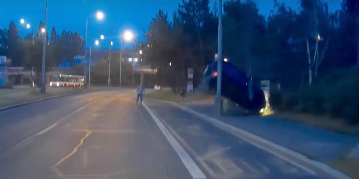 VIDEO Dramatická nehoda v Prahe: Vodič narazil v kotrmelcoch do zastávky s ľuďmi