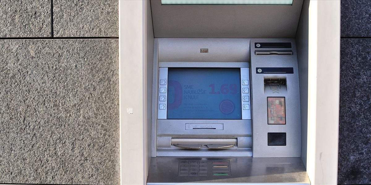 Polícia hľadá muža, ktorý si prisvojil 300 eur z bankomatu