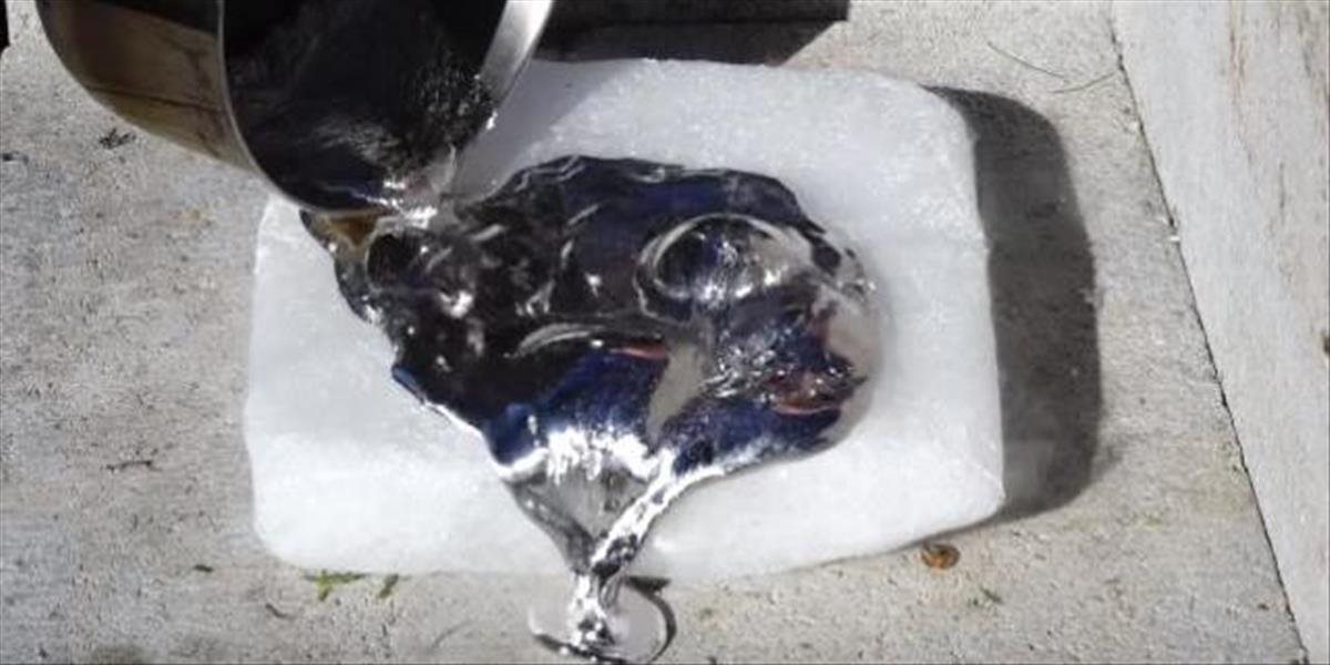 VIDEO Čo sa stane, keď hodíte suchý ľad do roztaveného hliníku a tekutého dusíku