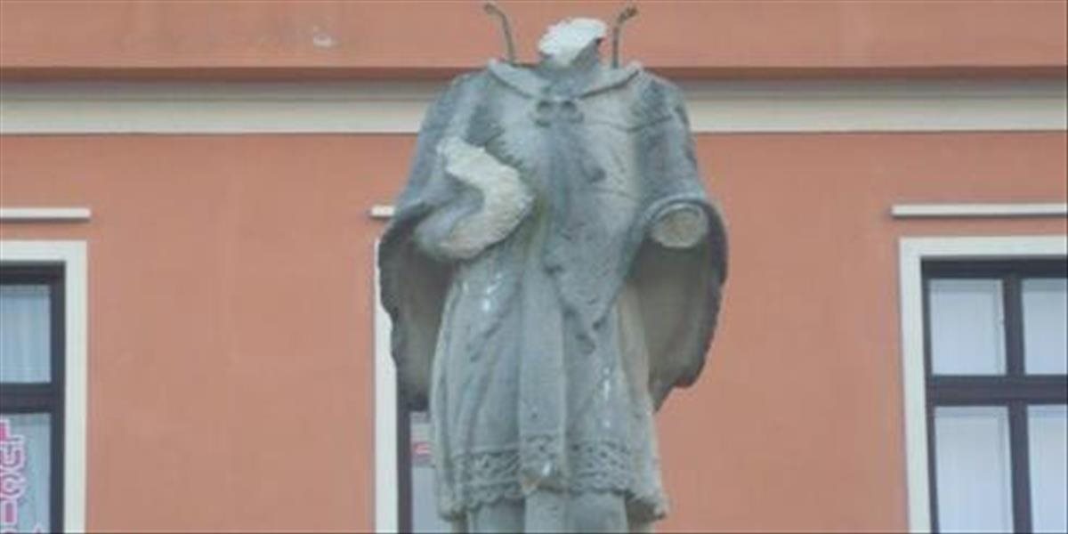 Opitý mladík sa v Topolčanoch vyšplhal sa na sochu svätca a odtrhol mu hlavu a ruky