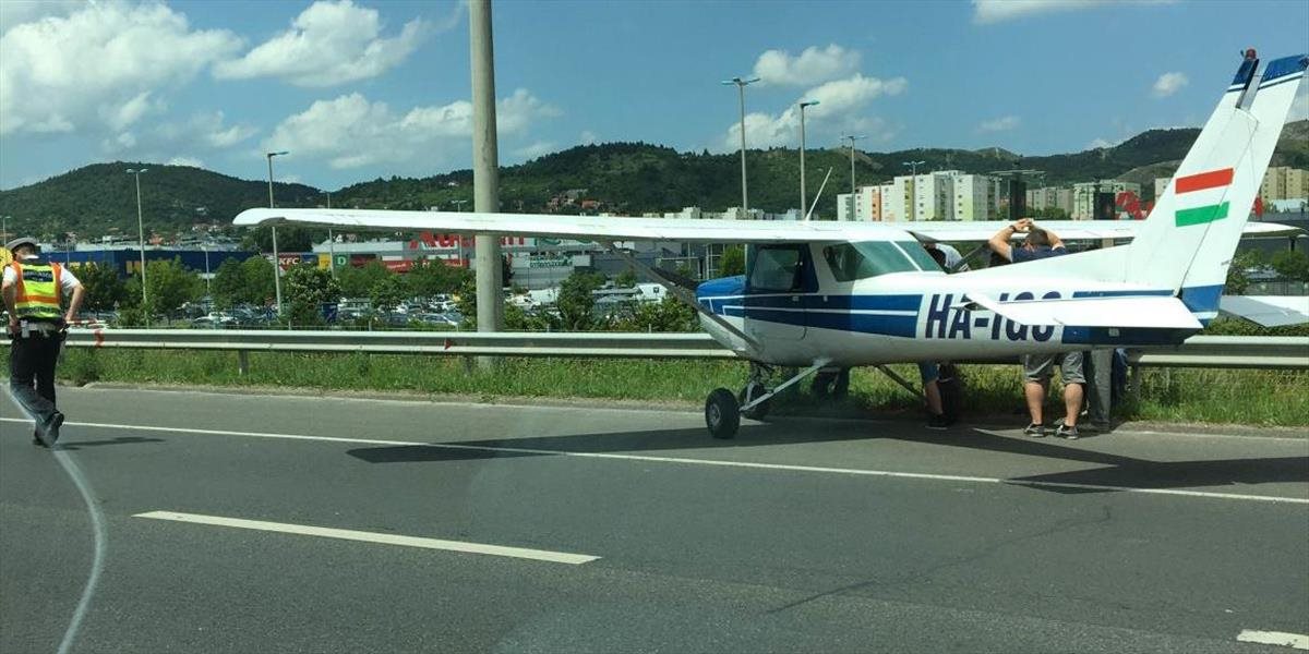 VIDEO Na maďarskej diaľnici M1 pristálo núdzovo malé lietadlo s dvojčlennou posádkou