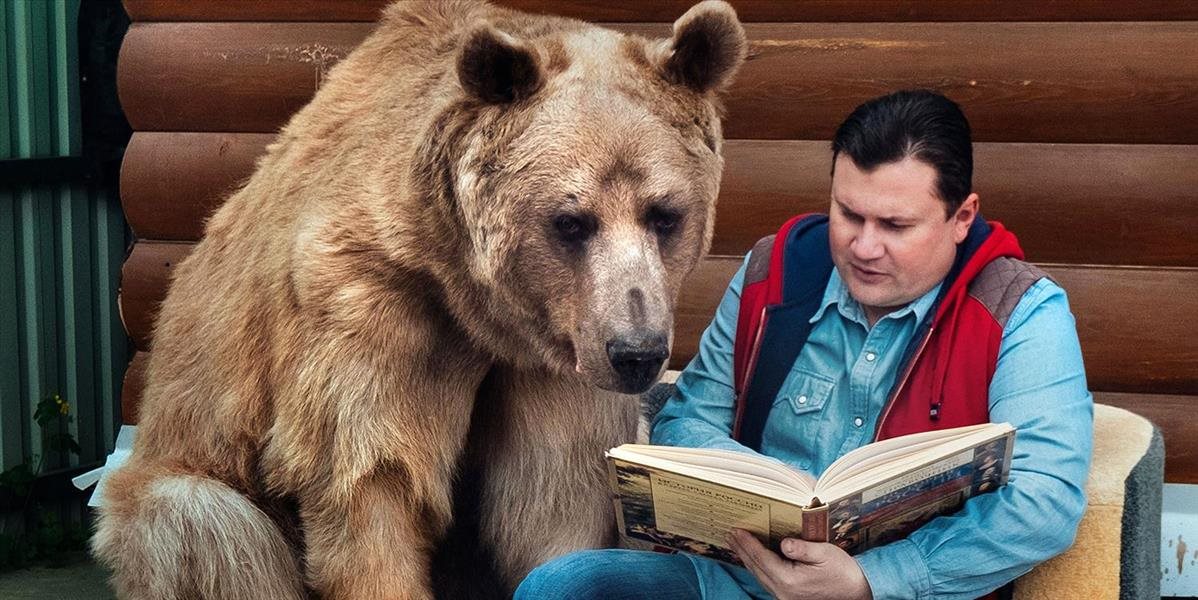 VIDEO Ruský pár má netradičného miláčika, doma s nimi žije medveď
