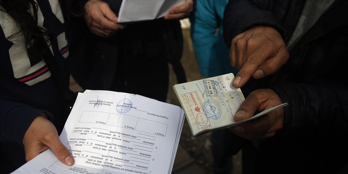 Česká polícia zadržala cudzincov, ktorí falšovali pasy pre migrantov, hrozí im 10 rokov
