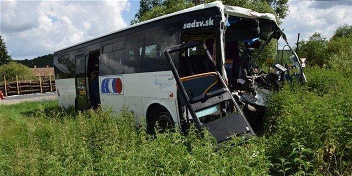 FOTO Tragickú zrážku autobusu a nákladiaka v Krupine vyšetruje polícia ako ohrozenie