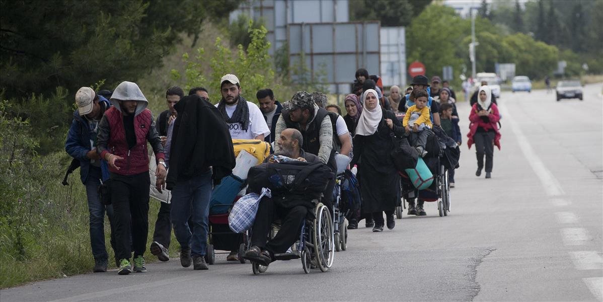 K srbsko-maďarským hraniciam prichádzajú ďalší migranti, ktorým zrušili tábor v Grécku
