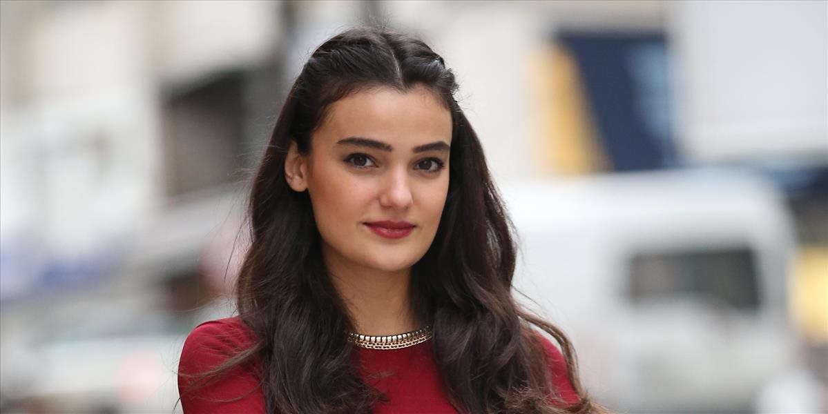 Bývalú Miss Turecko odsúdili na 14 mesiacov podmienečne za urážku Erdogana