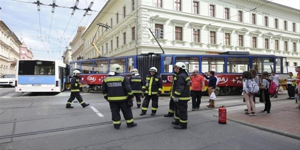 V Segedíne sa zrazila električka s autobusom, zranilo sa sedem ľudí