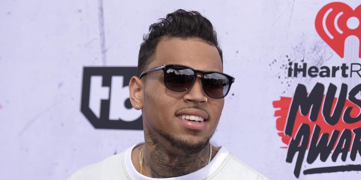 Chris Brown popiera, že napadol muža