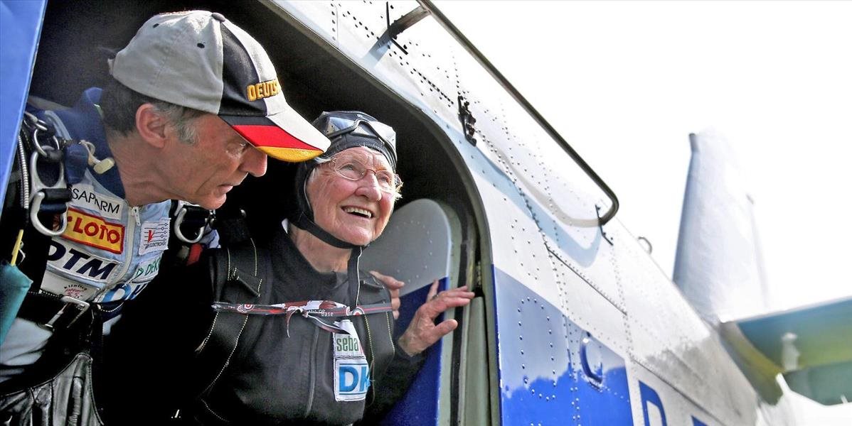 FOTO Nemecká seniorka absolvovala v 90 rokoch prvý zoskok padákom