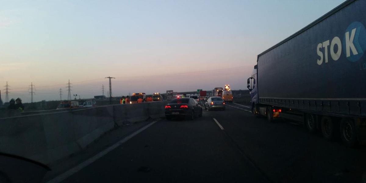 Premávku na diaľnici v smere zo Senca do Bratislavy skomplikovala nehoda