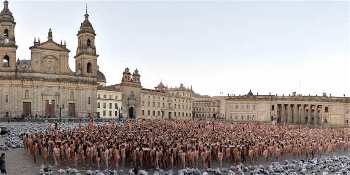 Tisíce nahých Kolumbijčanov pózovali pre fotografiu na podporu mieru