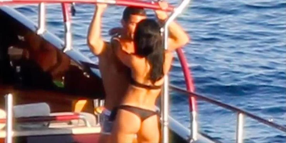 VIDEO Cristiano Ronaldo trávi voľný čas s pôvabnou brunetkou na lodi na Ibize