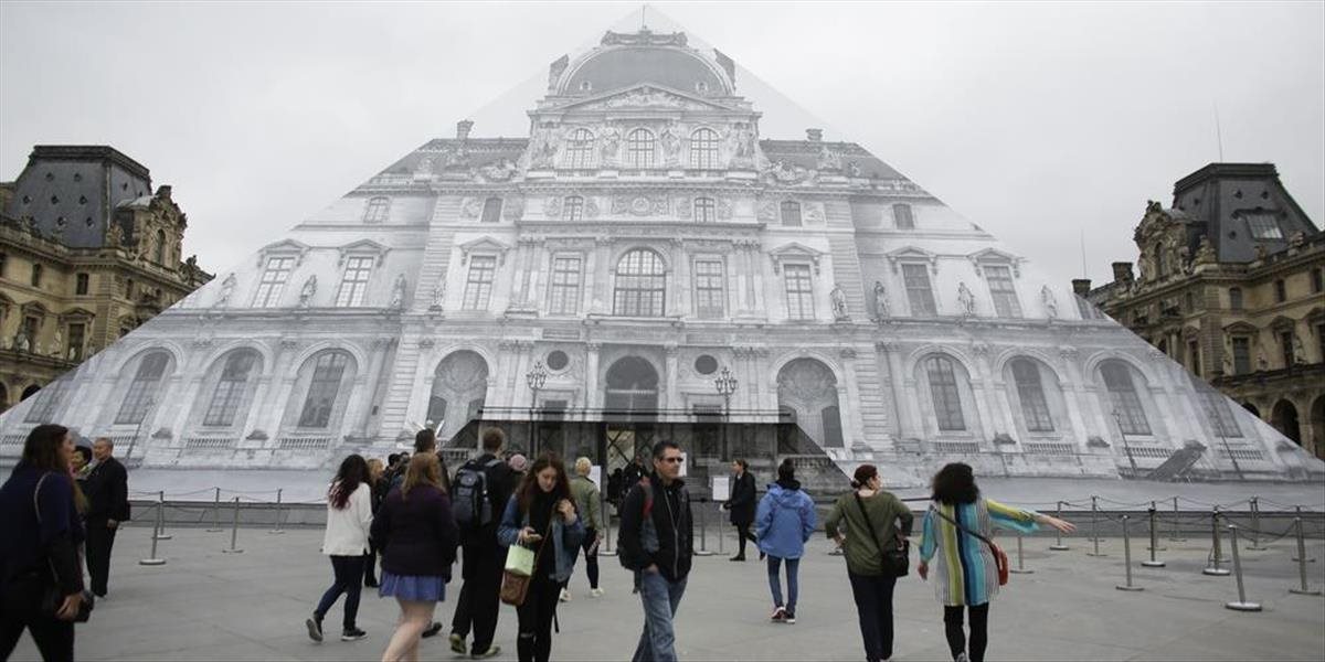 Parížsky Louvre po štyroch dňoch nútenej prestávky znova otvára svoje brány