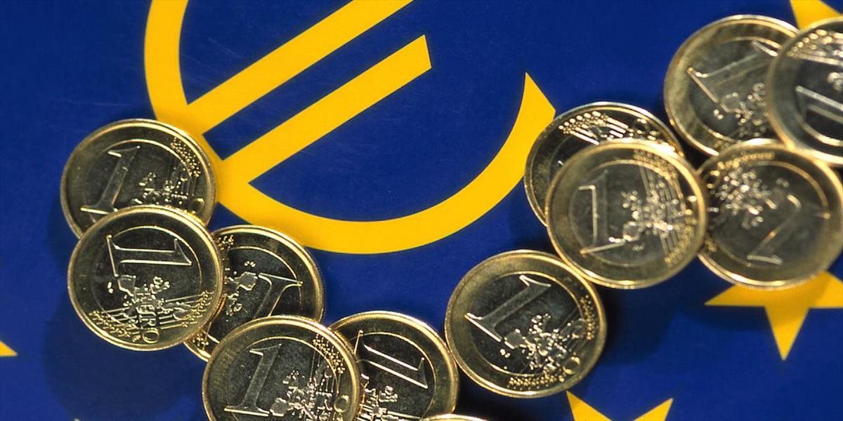 Podiel eura na svetových devízových rezervách vlani klesol na 19,9 %
