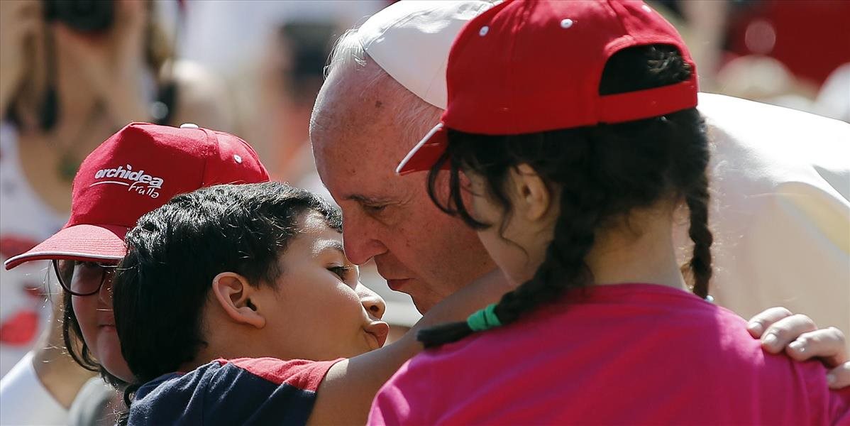 Vo Vatikáne bolo veselo: Pápež František vozil v papamobile deti