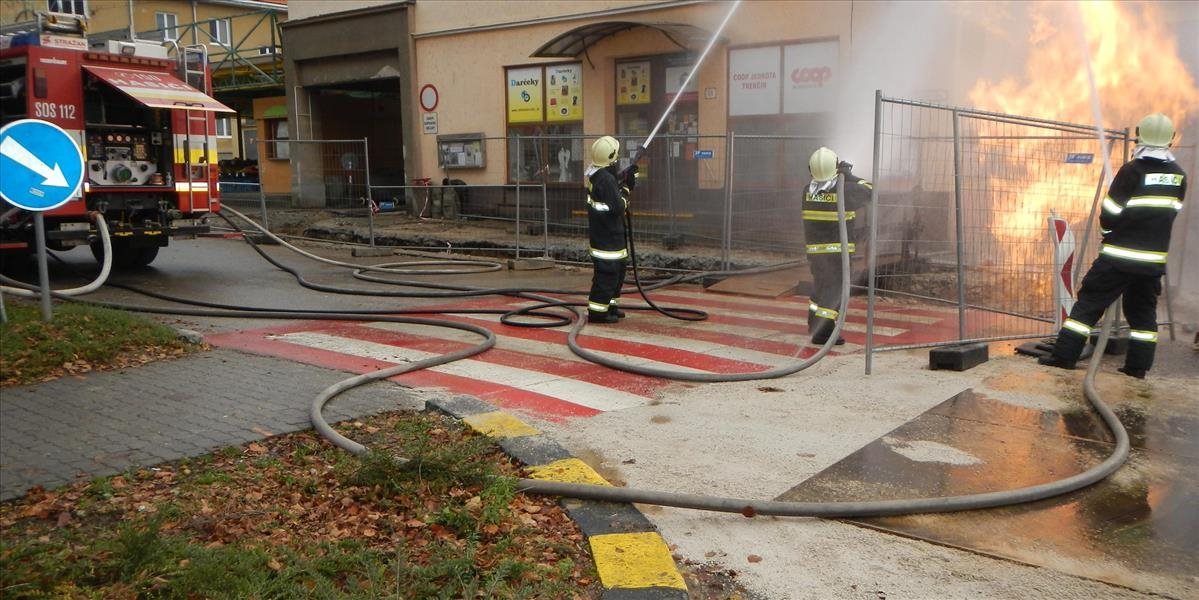 Hasiči zasahovali pri požiari bytu v Brezne, zranenia utrpela jedna osoba