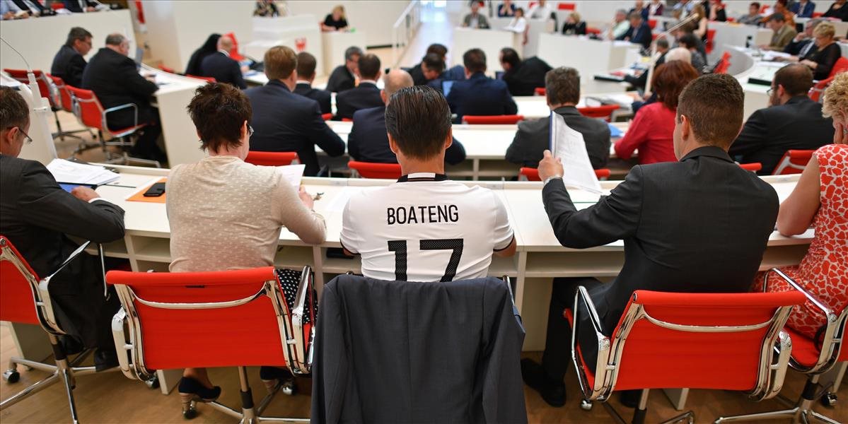 Nemecký poslanec Petke prišiel na zasadnutie v Boatengovom drese, reagoval na rasistické vyjadrenia