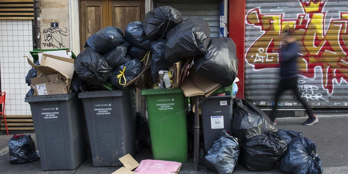 Hromady smetí a zápach: K štrajku vo Francúzsku sa pridali aj smetiari