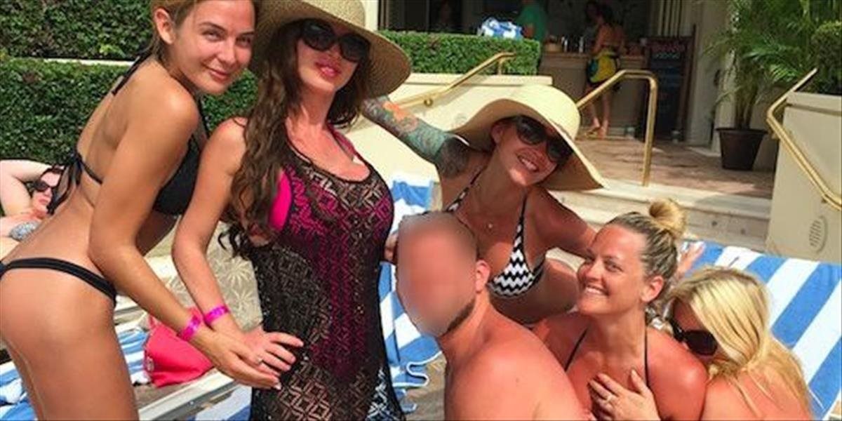 FOTO Splnený sen: Mladík išiel s mamou na dovolenku, celý týždeň prežúroval s piatimi pornoherečkami