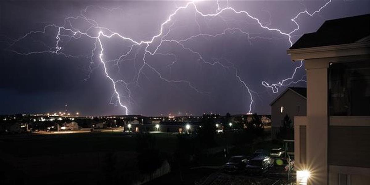 Na celom Slovensku platí výstraha pred silnými búrkami, môžu sa vyskytnúť aj krúpy