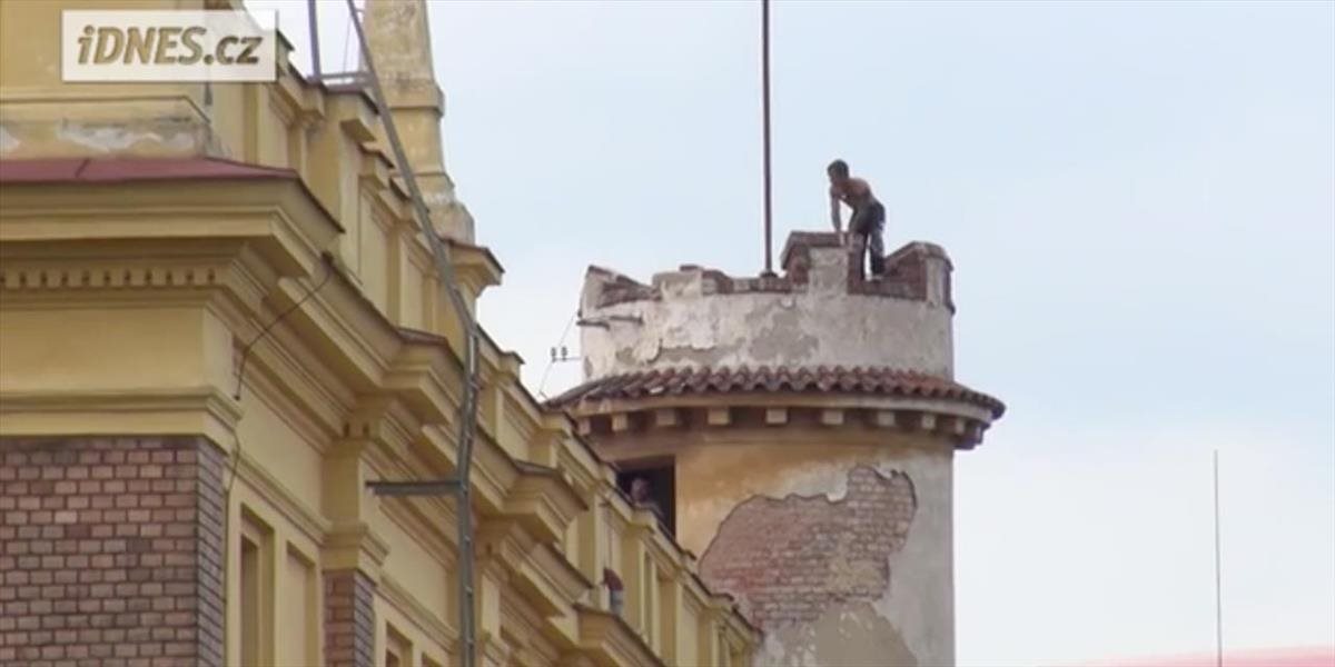 VIDEO Polonahý blázon hádzal v Prahe na ľudí z veže tehly