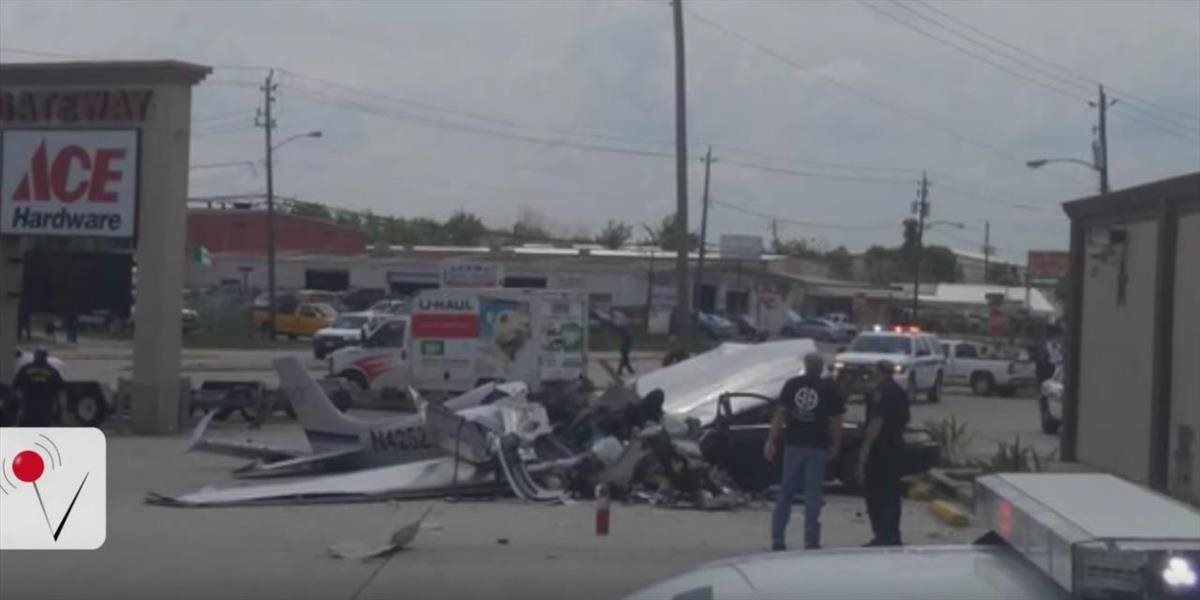 VIDEO Havária lietadla v Houstone: Stroj sa zrútil na autá na parkovisku