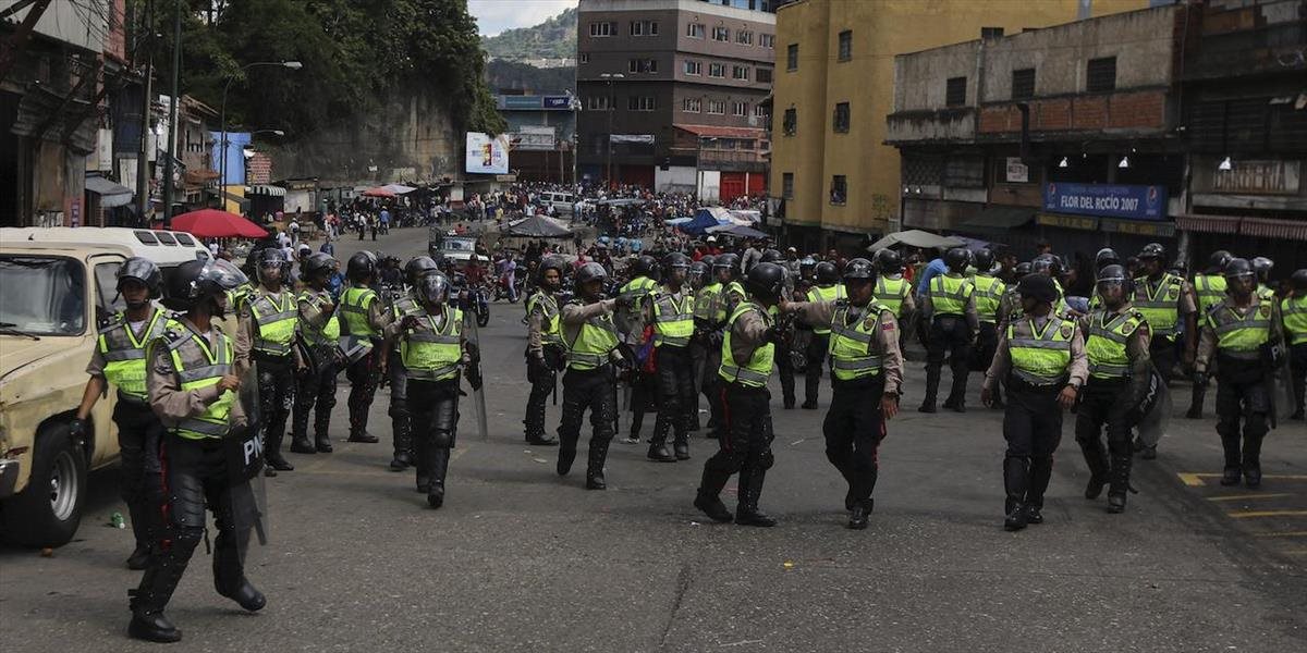 Venezuelskí opoziční poslanci utrpeli zranenia pri zrážke s provládnymi skupinami